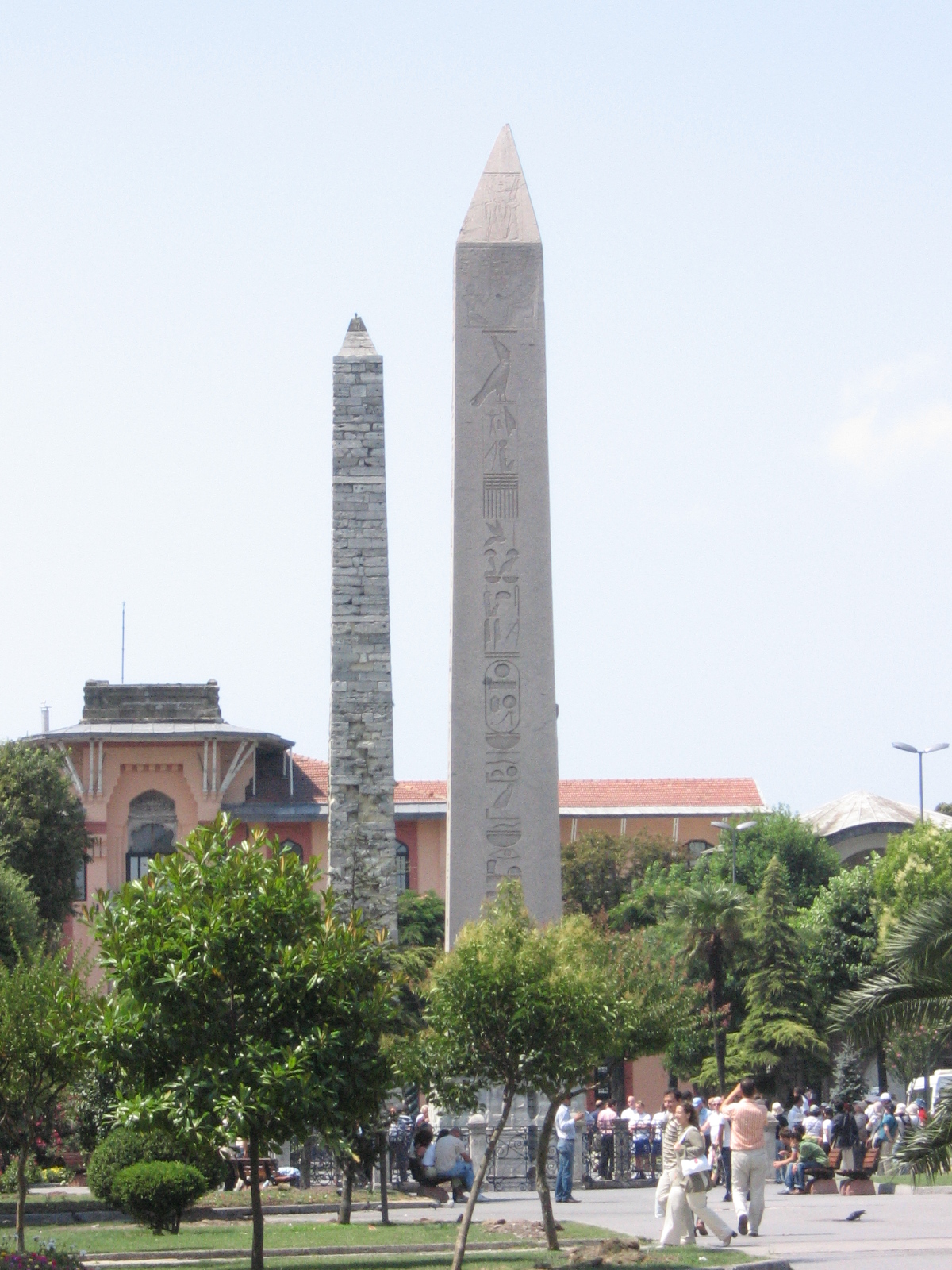 Egyptský obelisk a Zděný sloup